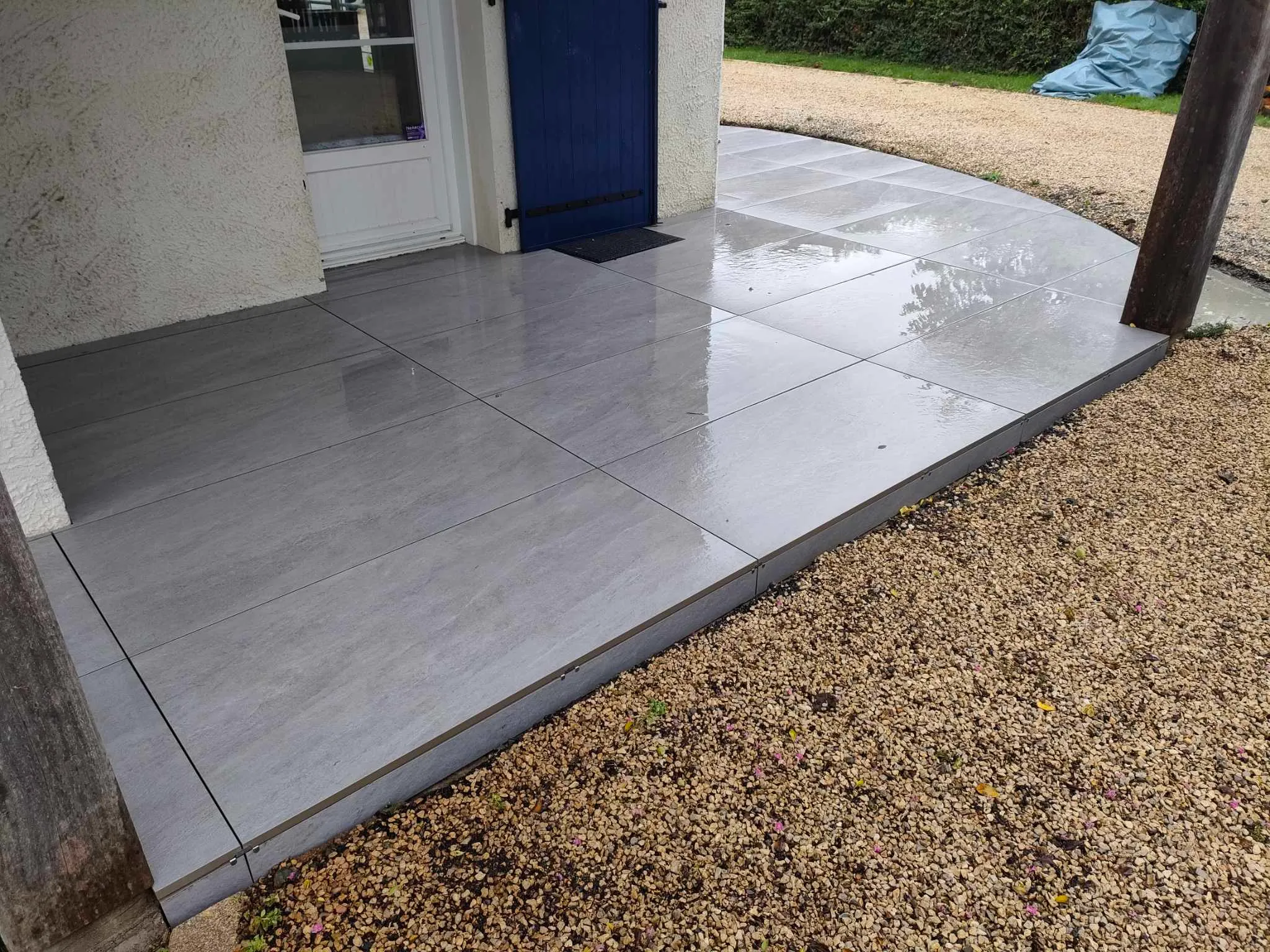 Terrasse extérieure carrelée en gris devant une maison par MCDC Carrelage